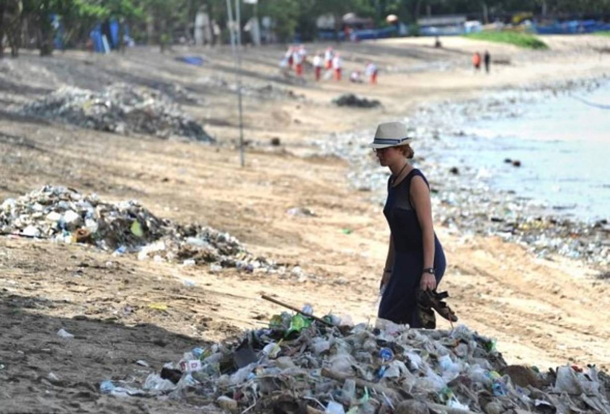 Además de las islas de Komodo en Indonesia, las reconocidas playas de Bali en también se han visto alcanzadas por la ola de contaminación ambiental.