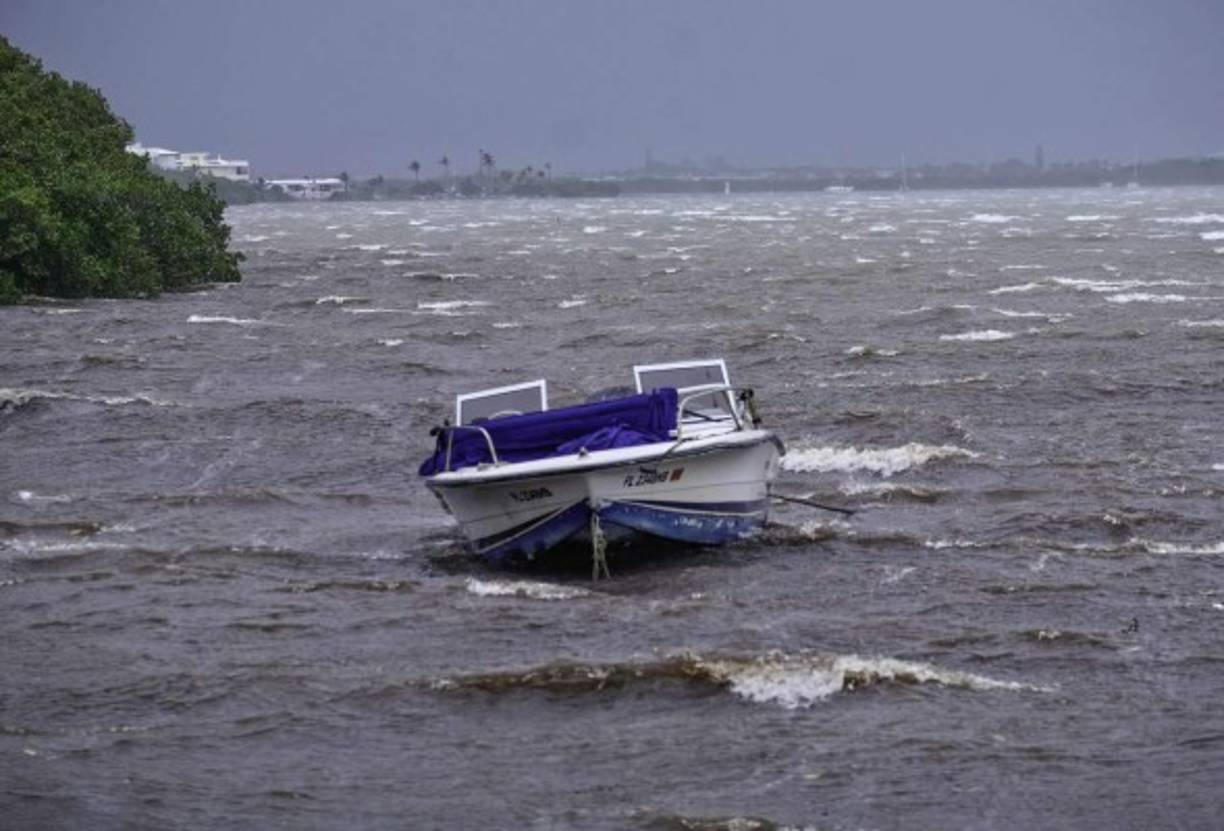 San Bartolomé, San Martín y Anguila <br/><br/>Pocas horas después, el huracán azotó la isla francesa de San Bartolomé, y después San Martín, que incluye una parte francesa y otra holandesa.<br/><br/>Según el servicio de meteorología francés, los vientos alcanzaron los 360 km/h.<br/><br/>Diez personas perdieron la vida en la zona francesa de San Martín y dos en la parte holandesa. Los daños son colosales y París y La Haya denunciaron saqueos.<br/><br/>Según la reaseguradora pública francesa especializada en desastres naturales (CCR), los daños provocados en San Bartolomé y el lado francés de San Martín fueron evaluados en 1.200 millones de euros (1.450 millones de dólares).<br/><br/>En el archipiélago británico de Anguila, un hombre murió en el derrumbamiento de una casa.<br/><br/>San Martín y San Bartolomé fueron declaradas nuevamente el sábado en alerta máxima por el huracán José.