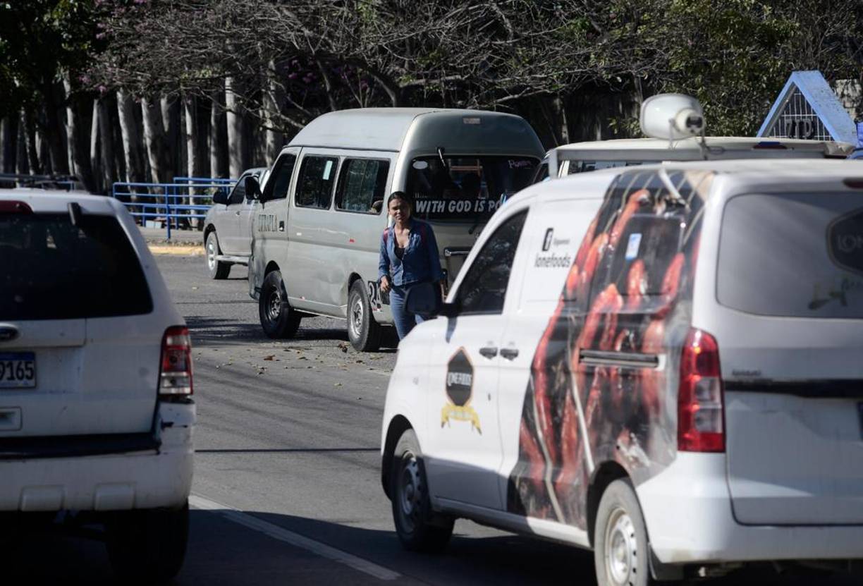 Esta joven, al igual que otros miles de sampedranos, arriesgan su vida para pasar de un lado a otro en el bulevar del este a la altura del parque zip Calpules, en donde se requiere un paso peatonal.