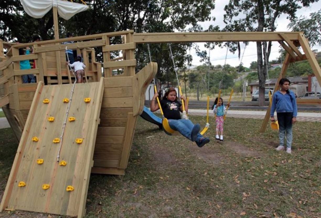 Muchos disfrutan del parque modelo.