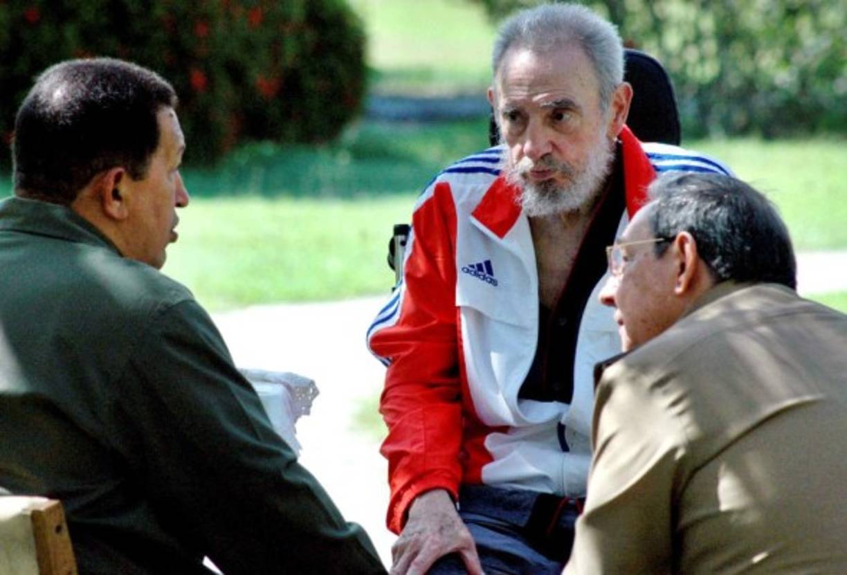 Fidel Castro (centro) junto con su hermano Raúl (dercha), que asumió el poder de manera provisional en 2006 y fue ratificado como presidente en 2008, en una reunión en La Habana en junio de 2008 con el entonces presidente de Venezuela Hugo Chavez (Izda), aliado estratégico de la isla.