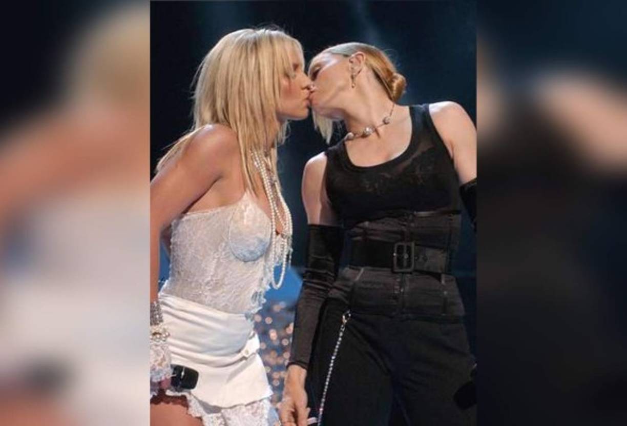 Las sexys mujeres del espectáculo se dejaron llevar por sus instintos, y la emoción del momento. Uno de los besos más recordados, el de Madonna y Britney Spears.<br/>