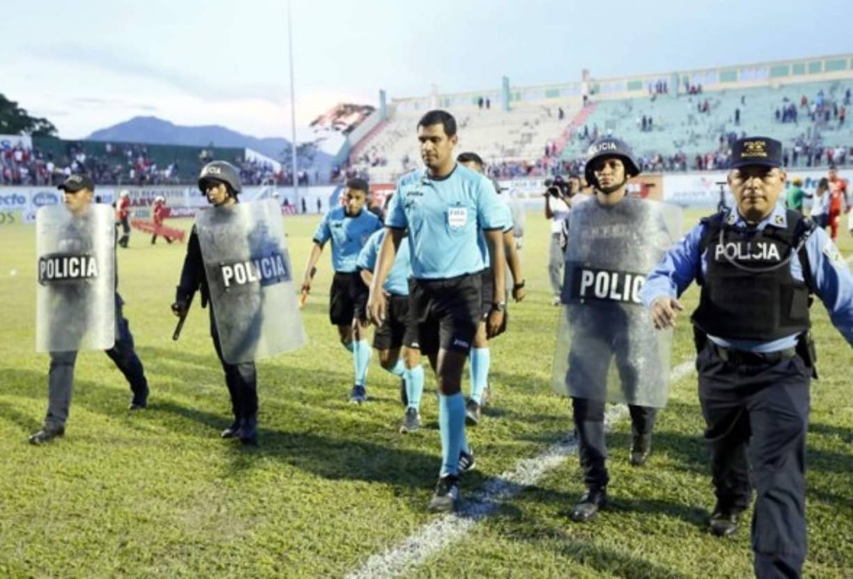 La cuarteta arbitral comandada por Raúl Castro salió del campo resguardada por la Policía Nacional.