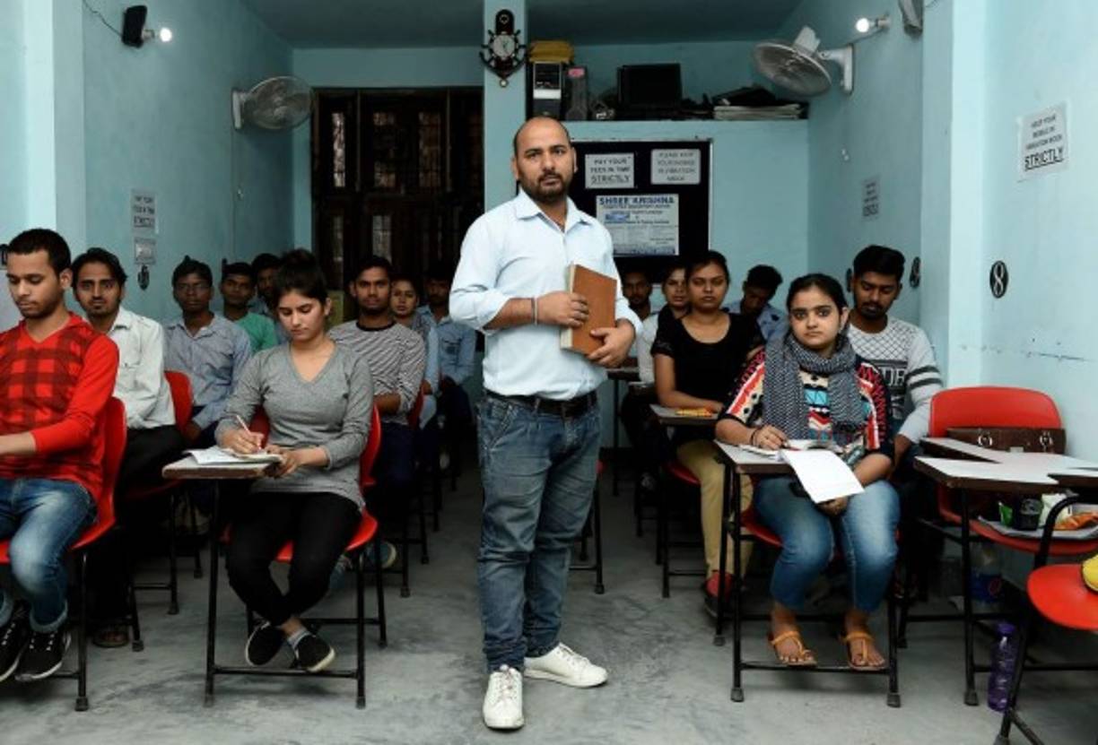En india, el maestro de taquigrafía, Surbir Singh, tiene cada vez menos alumnos.