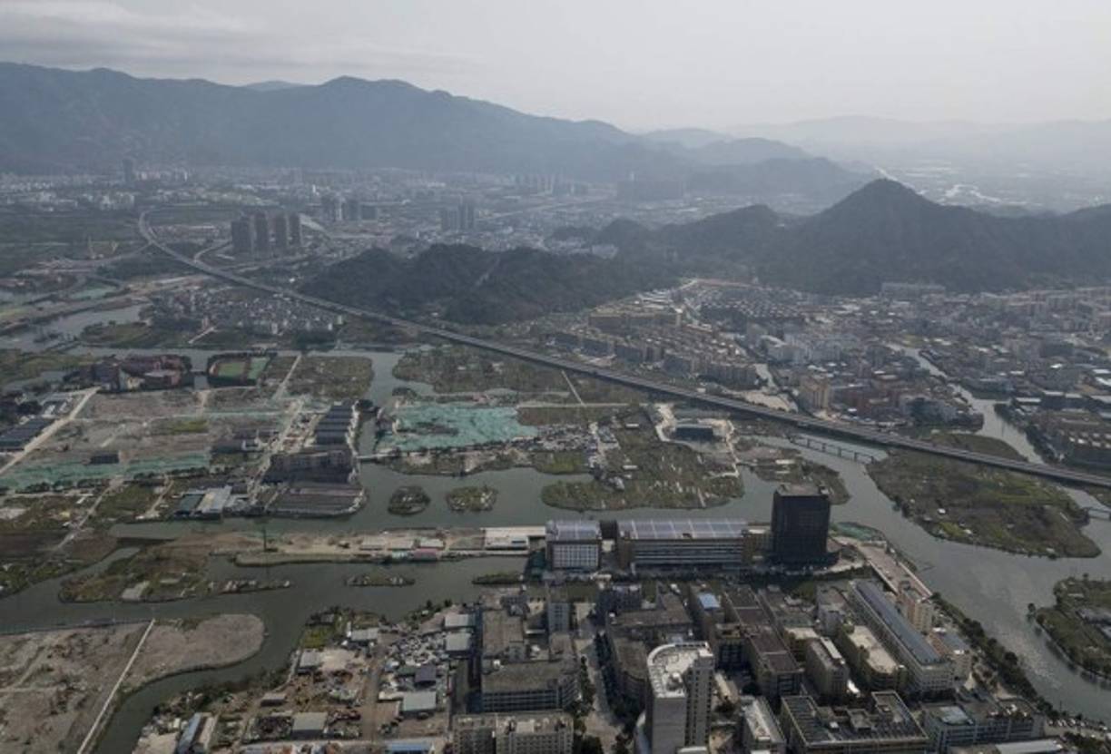 Pero en un espacio del tamaño de un campo de fútbol, los trabajadores extienden grandes cantidades de polipropileno blanco, lo cortan y lo cosen para crear trajes de protección. Una vez confeccionados, los pliegan y los envuelven.