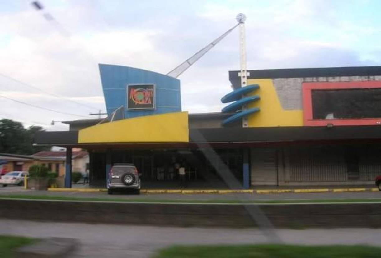Cinemas Plaza, abrió sus puertas en los 80. Fue de los más grandes de San Pedro Sula, con capacidad para 300 personas. 