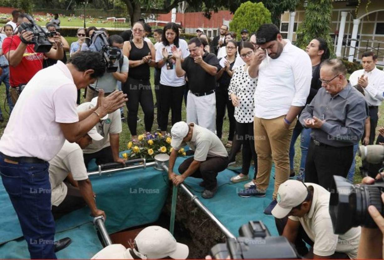 Momento en que le daban el último adiós al ex entrenador hondureño Edwin Pavón.