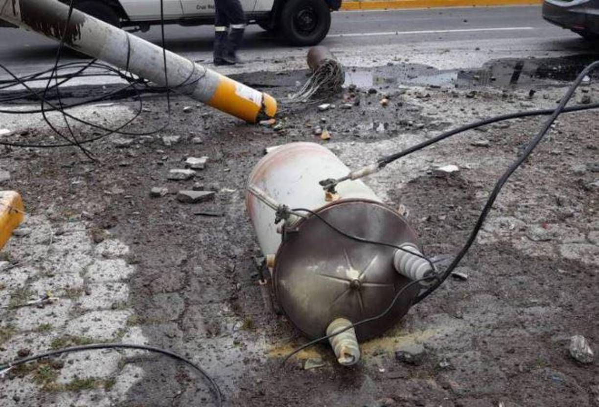 El costo del poste supera los 30,000 lempiras, el de concreto es un 35% más caro que el de madera. Si el poste no tiene nada sale más barato, pero si el poste tiene transformadores, tiene líneas secundarias o si tiene muchos consumidores que dependen de él, todo eso se lo cobran, si es de alumbrado público es menor.