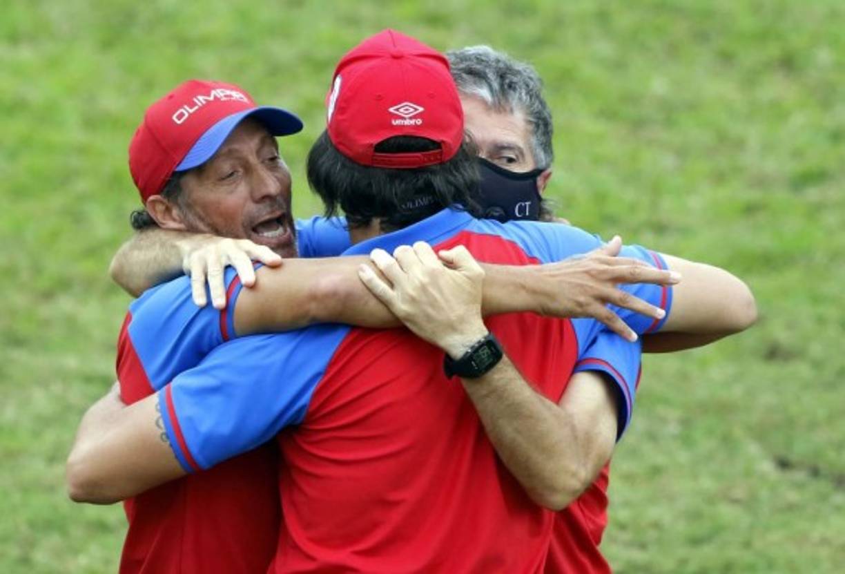 Pedro Troglio, eufórico celebrando con su staff técnico tras el pitazo final del partido.