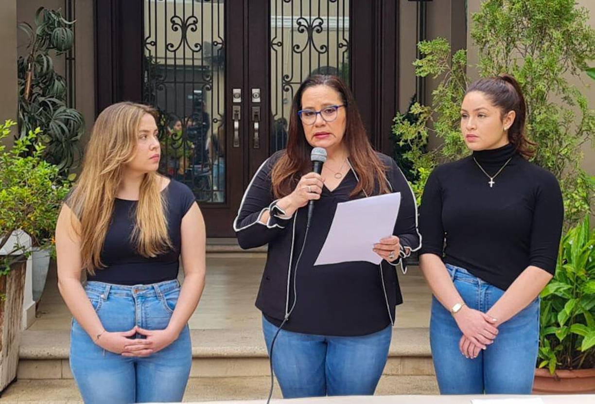 De cara al juicio del 12 de febrero, García se mostró positiva. “¡Dios es justo, hoy nos dió una victoria! Juan Orlando es #inocente y pronto #volvera”.