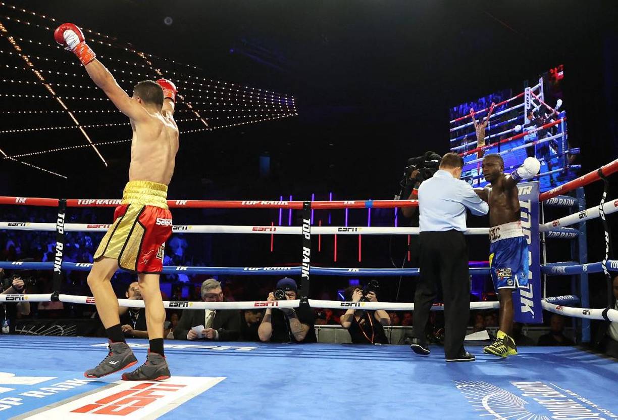 El combate de ocho asaltos culminó con un nocaut técnico en el séptimo asalto. El árbitro le señaló al hondureño que ya no podía continuar peleando tras los golpes que había recibido.