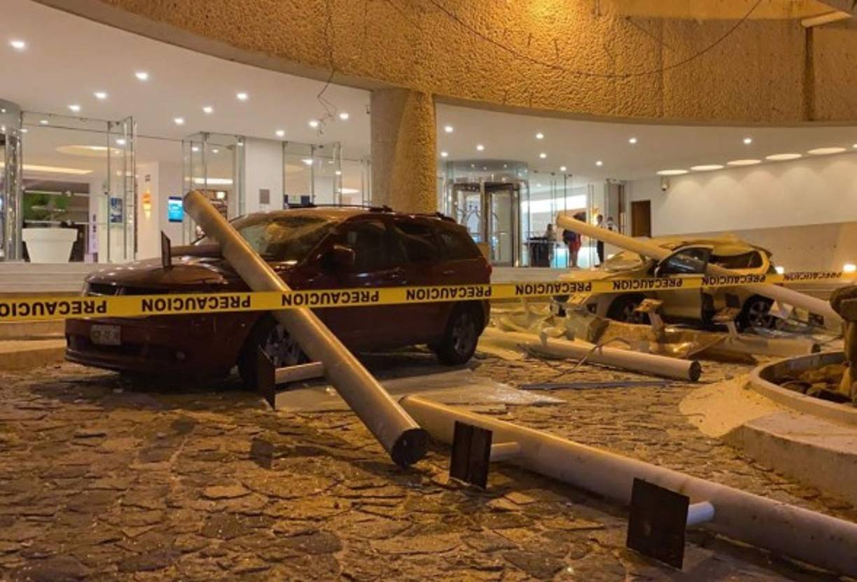 "View of damaged cars outside a hotel after a quake in Acapulco, Guerrero state, Mexico on September 7, 2021. - A 6.9 magnitude earthquake struck Mexico on Tuesday near the Pacific coast, the National Seismological Service said, shaking buildings in the capital. The epicenter was 14 kilometers (nine miles) southeast of the beach resort of Acapulco in Guerrero state, the service said. (Photo by FRANCISCO ROBLES / AFP)"