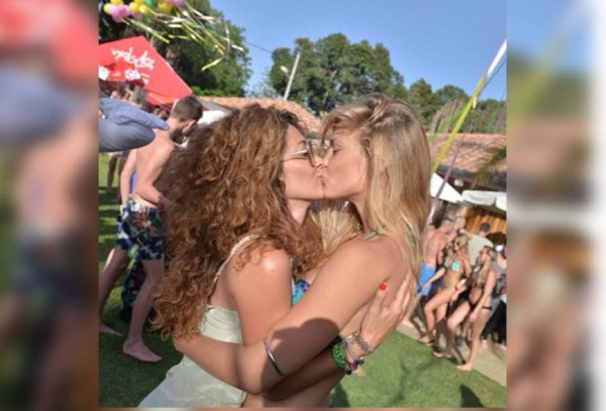 <br/><br/>La guapísima Bar Refaeli compartió esta sexy foto besando a una de sus mejores amigas. La imagen ha causado revuelo puesto que ahora dicen que la ex de Leonardo DiCaprio es lesbiana.