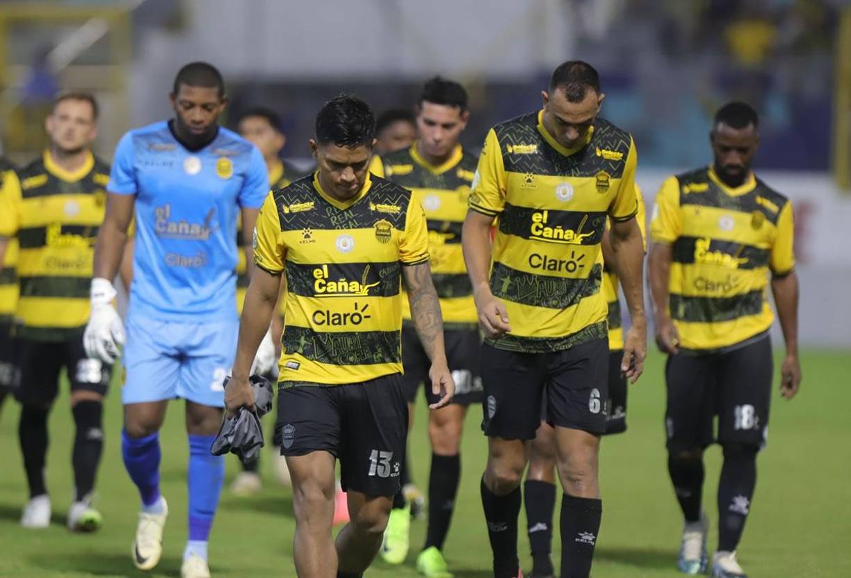 Los rostros tristes y de desilusión de los jugadores del Real España tras perder contra el Juticalpa FC en el estadio Morazán.