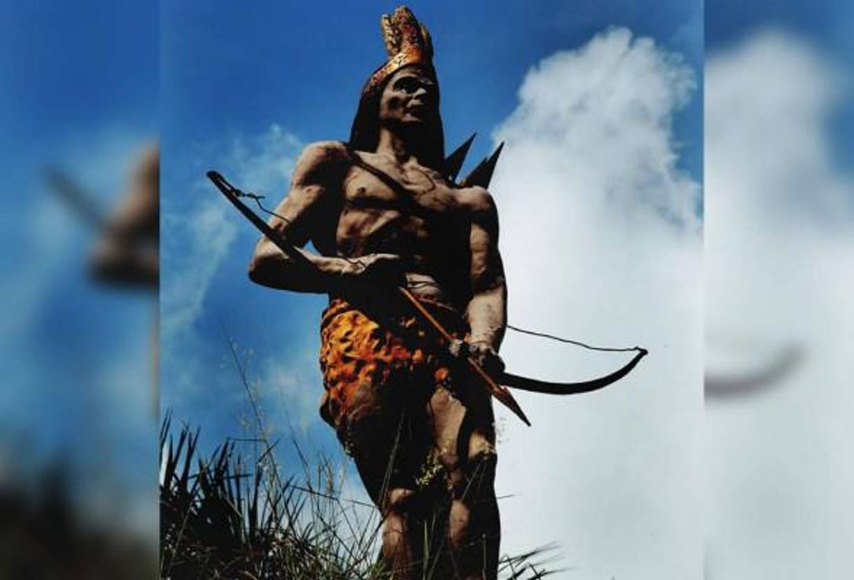 Los maestros relataban la historia de Lempira a sus alumnos a partir de una recreación hecha por Antonio de Herrera y Tordesillas (1549-1625), quien escribió que “en un caballo, dos españoles, uno que llevaba las riendas y otro con un pañuelo blanco (en señal de paz) lo habían matado a traición”, lo que también recoge el libro.