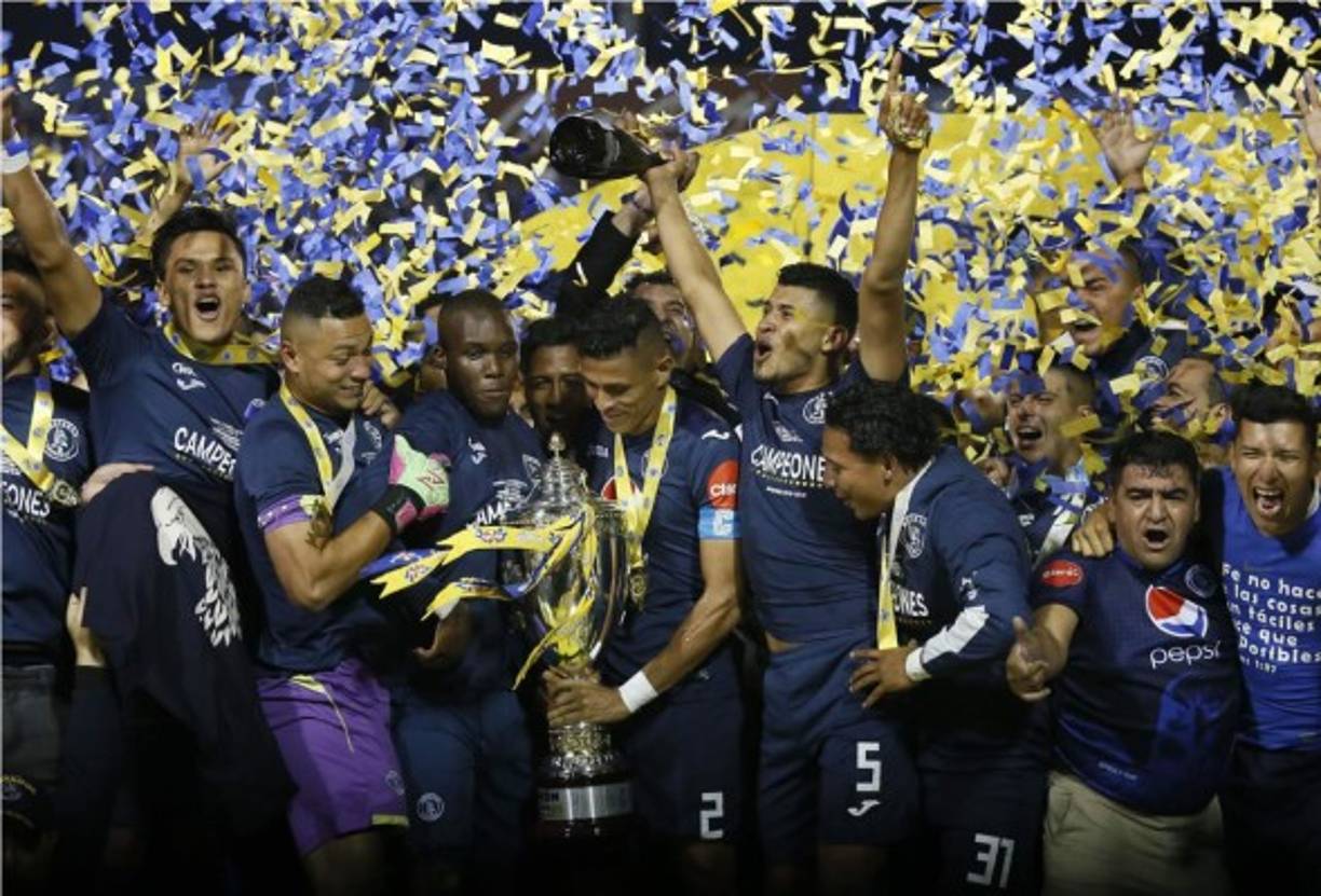 Los jugadores del Motagua se aprestan a levantar el trofeo de campeones.