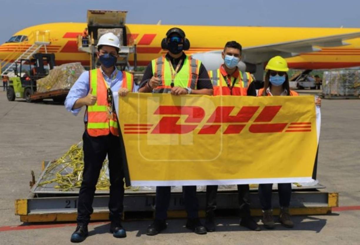 Un avión carguero aterrizó en el internacional aeropuerto Ramón Villeda Morales, de La Lima, Cortés, norte de Honduras, con el primer lote de Sputnik V, que será distribuido a distintas regiones del país. Colaboradores de Arsa (Agencia de Regulación Sanitaria) atestiguan el arribo de los antídotos.
