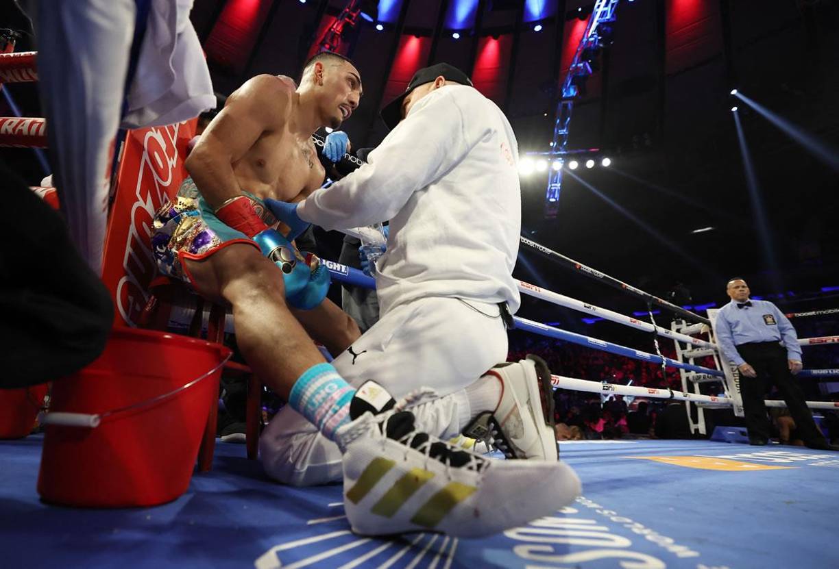 El padre de Teófimo López se acercó a su esquina para charlar antes de un round.