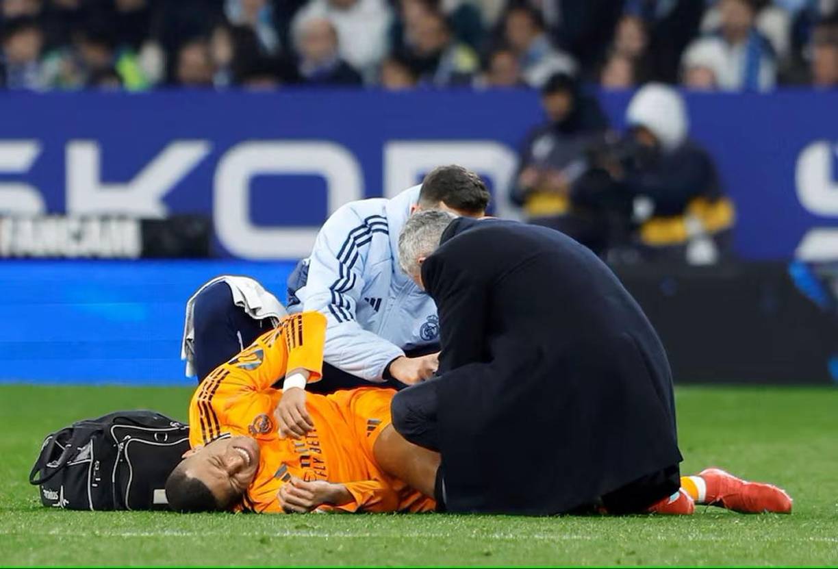 Los médicos del Real Madrid entraron al campo para atender a Kylian Mbappé tras la patada.