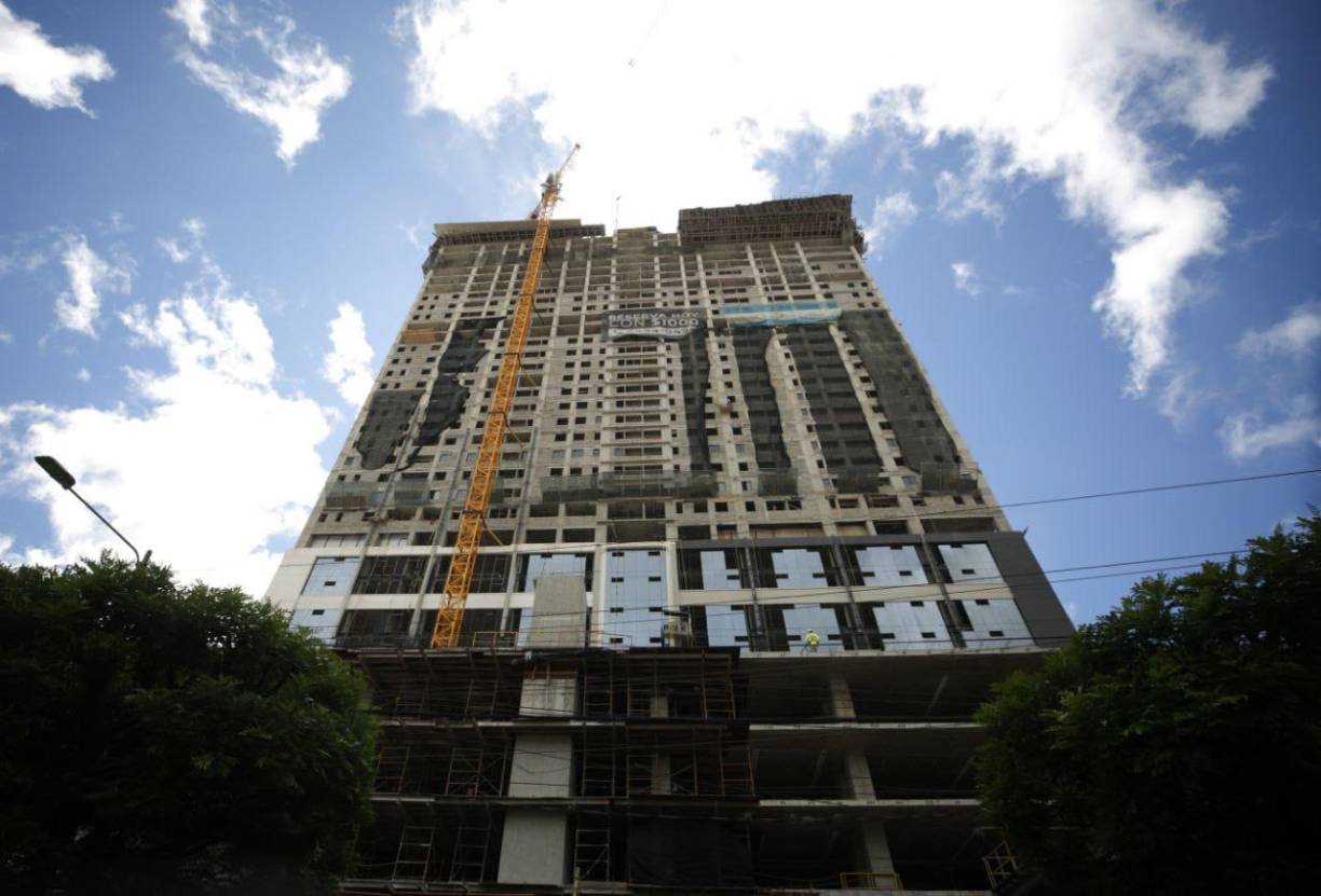 Roberto Zablah, exdirector de Ordenamiento Territorial y Obras Civiles de la alcaldía del Distrito Central, consideró que la tierra cada vez es más escasa, lo que ha motivado la construcción de edificios verticales. <b>Fotos: Emilio Flores</b>