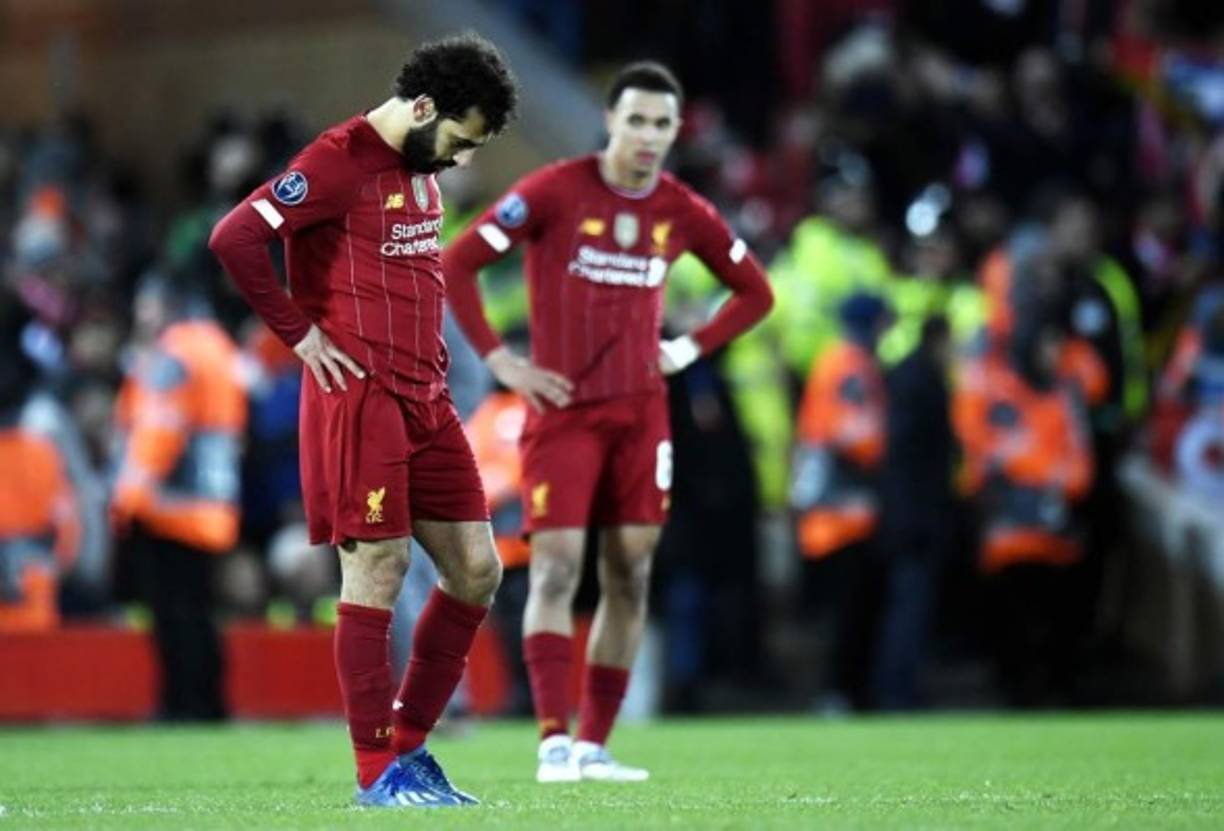 Cabizbajos. La tristeza de Mohamed Salah y Trent Alexander-Arnold.