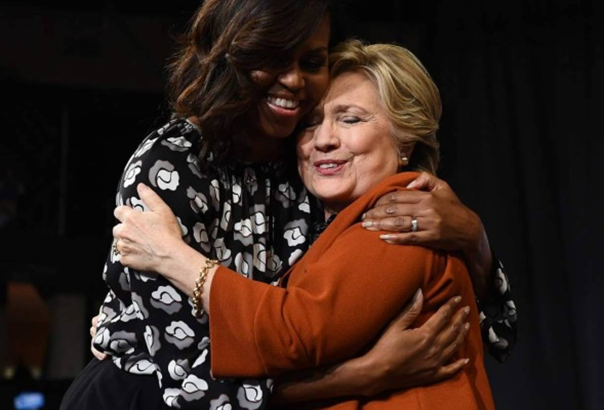 Hillary Clinton y Michelle Obama aparecieron juntas en su primer evento de campaña en Carolina del Norte y se fundieron en un abrazo. Luego se cubrieron de elogios y le pidieron a la gente que ayudara a volcar a su favor un estado vital para los demócratas.