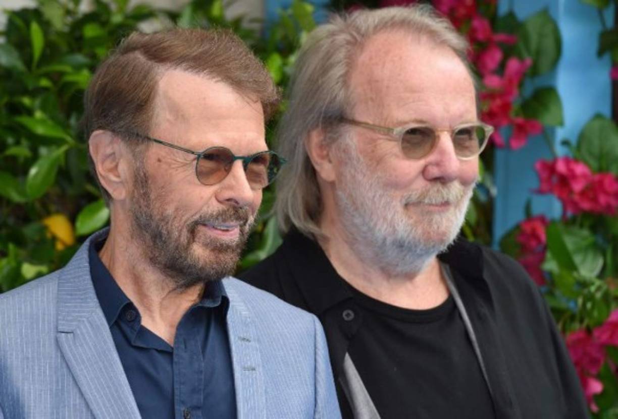 La película llega poco después de que Abba, un emblema del pop 'bubblegum', anunció la grabación de dos nuevas canciones, 35 años después de su último sencillo.<br/><br/>Bjorn Ulvaeus y Benny Andersson (ABBA) posan en la alfombra roja al llegar al estreno mundial de la película 'Mamma Mia! Here We Go Again' en Londres el 16 de julio de 2018.<br/>Anthony HARVEY / AFP