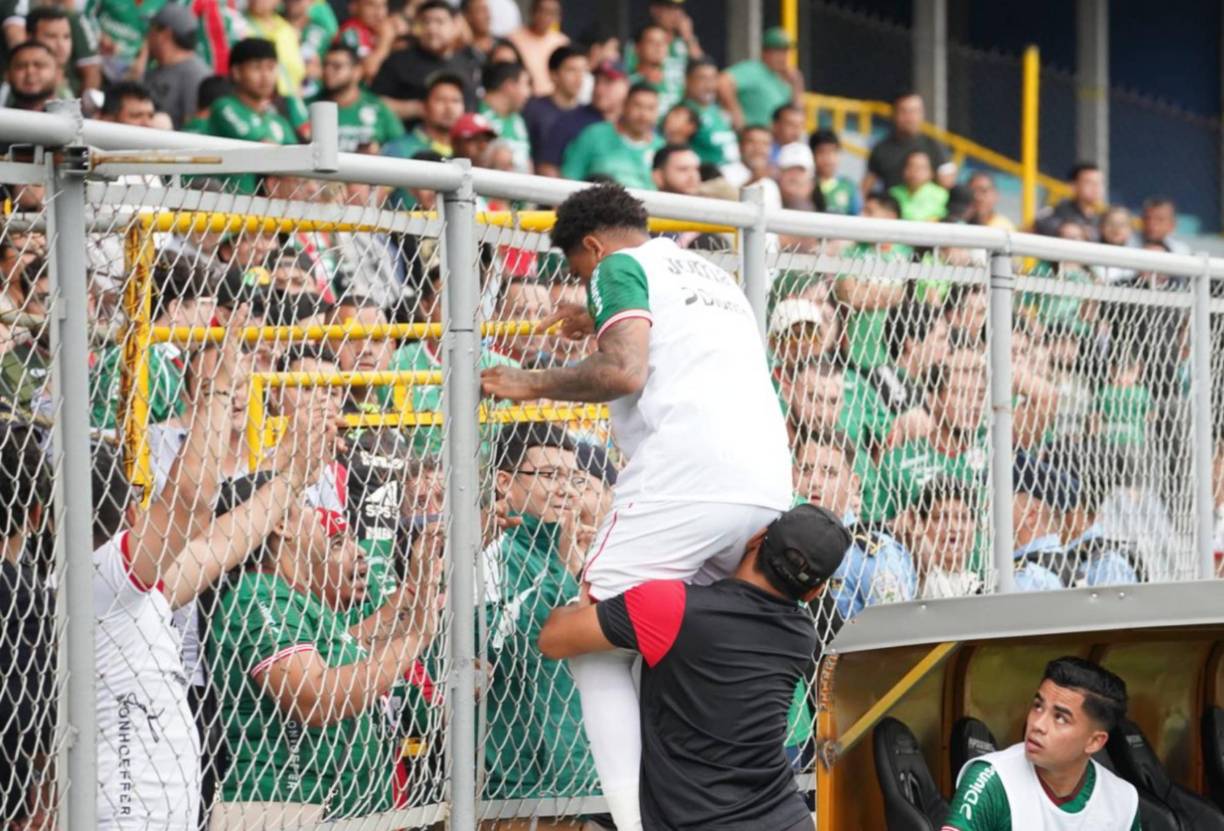 Sacaza perdió los estribos y se lanzó contra un aficionado que estaba en el sector de silla. 