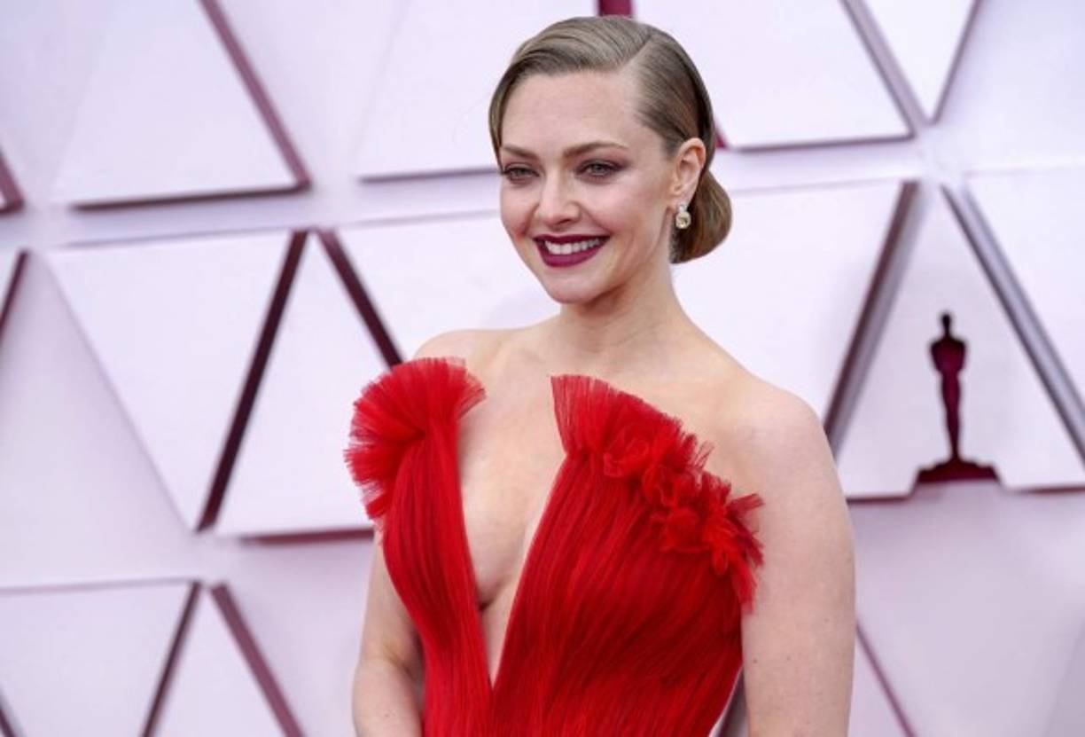 Está claro que los Óscar son los Óscar, y este año, a pesar de ser diferentes y con un público más reducido, no han faltado ni glamur ni grandes diseños como el Armani Privé rojo lucido por Amanda Seyfried.