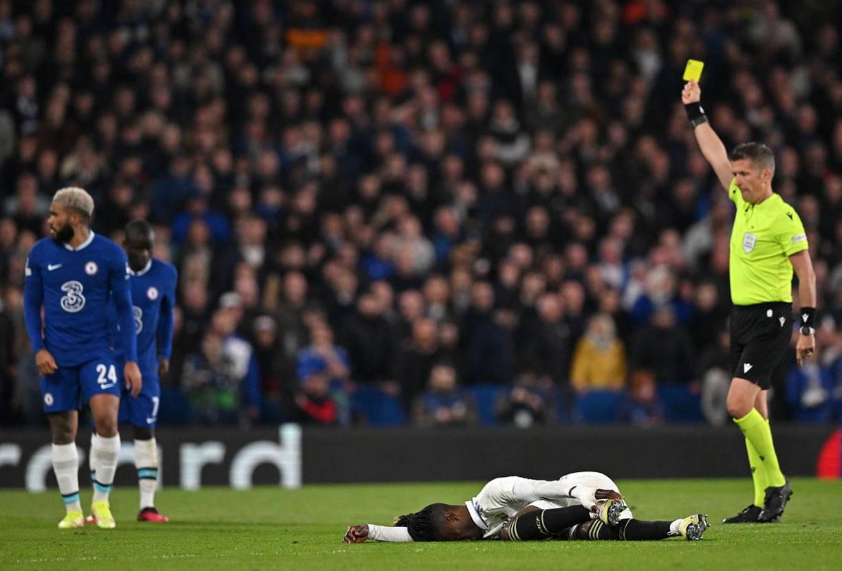 El árbitro italiano Daniele Orsato le mostró tarjeta amarilla a Reece James por la falta sobre Eduardo Camavinga.