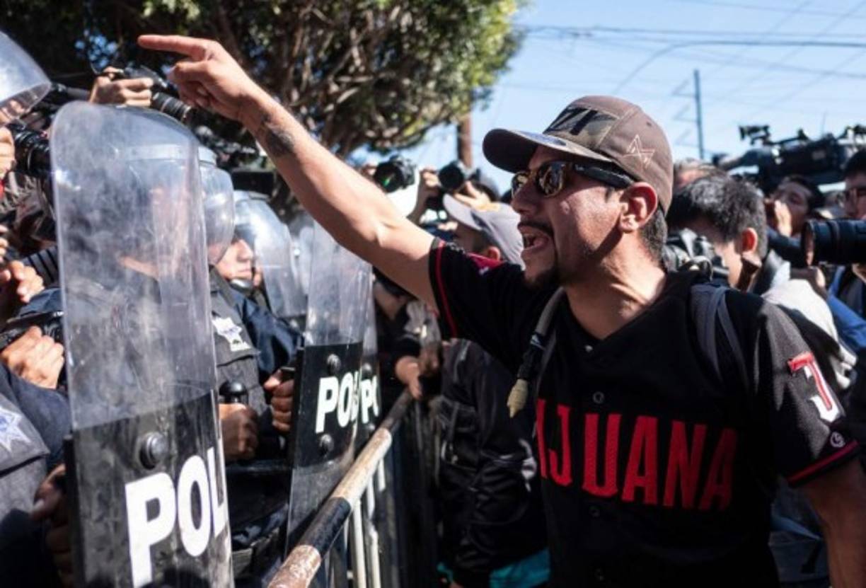 Los manifestantes tuvieron un enfrentamiento con las autoridades que intentaron mantener en calma los ánimos.