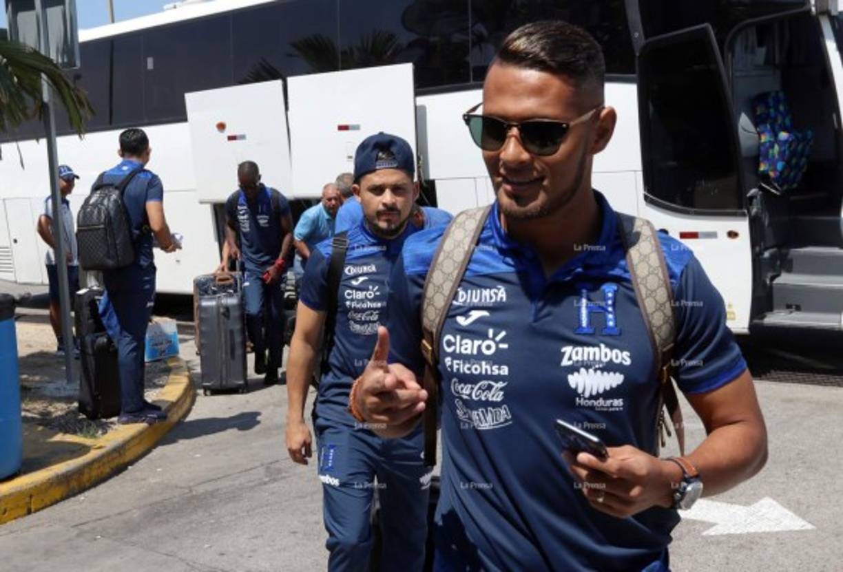 El mediocampista Alex López siempre luce a la moda y en esta ocasión no fue la excepción.