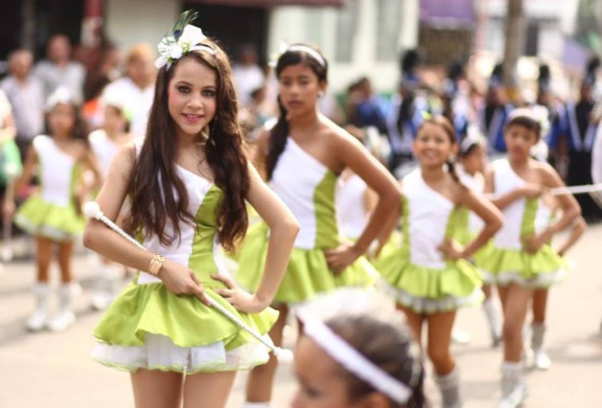 Lindas niñas representan en el cuadro de palillonas al Centro Básico Primero de Febrero de la Colonia Satélite.
