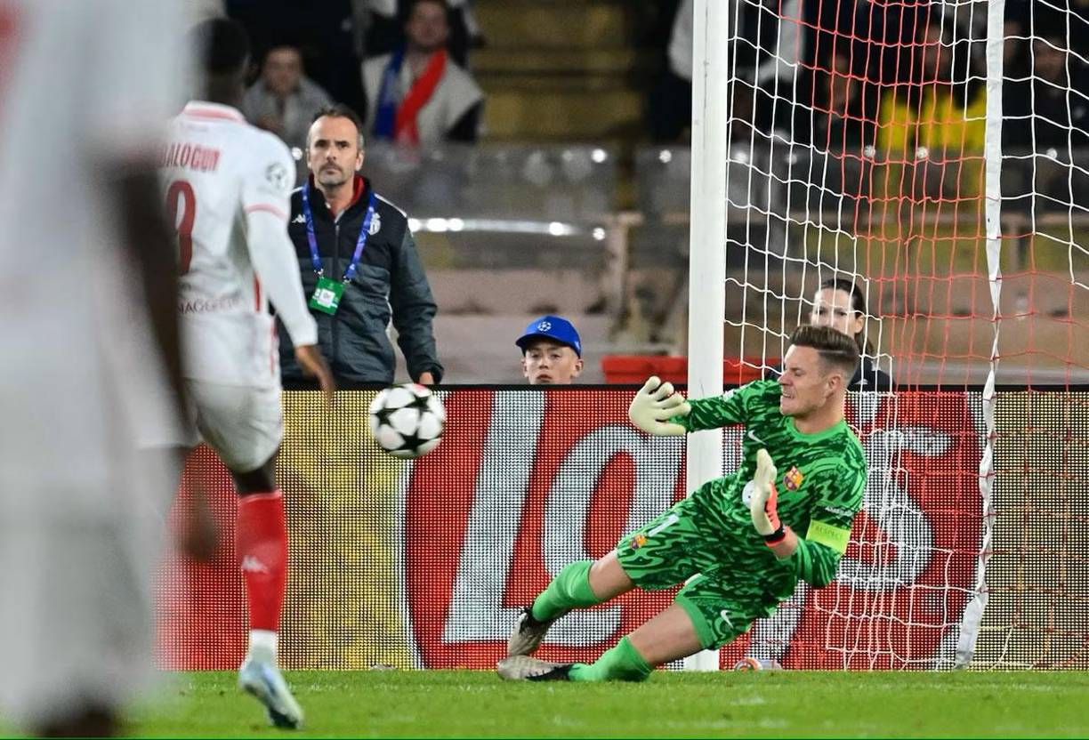 El delantero franco-nigeriano George Ilenikhena marcando ante Ter Stegen el segundo gol del Mónaco para la victoria sobre el Barcelona.