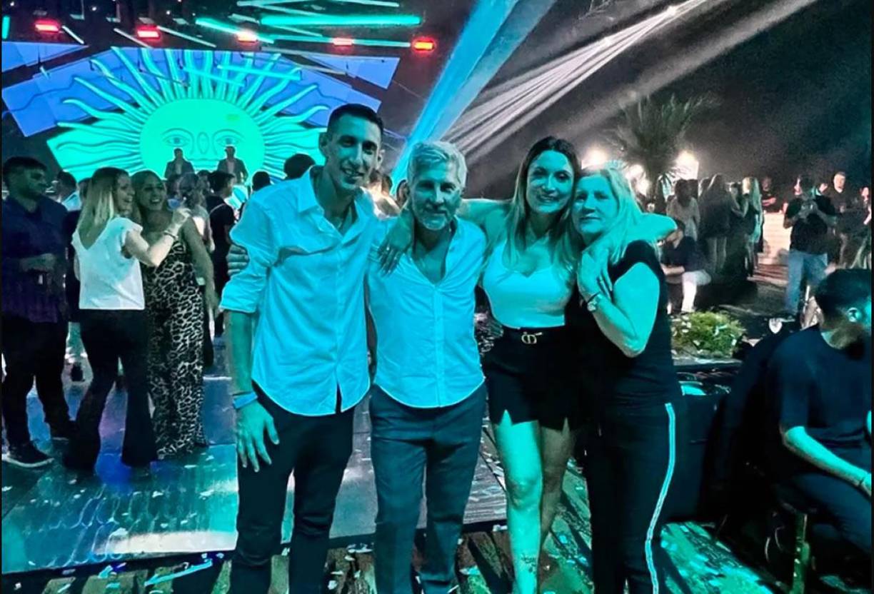 Ángel Di María fue otro de los campeones del mundo que llegaron a la fiesta, acompañado por su esposa Jorgelina Cardoso.