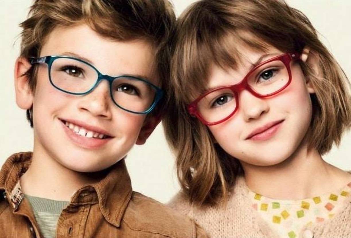 La <b>miopía</b> se produce cuando el ojo crece de modo anormal, adoptando una forma alargada que dificulta enfocar correctamente los objetos distantes. Además de la incomodidad visual, este cambio estructural puede aumentar el riesgo de padecer enfermedades oculares más graves como glaucoma, cataratas prematuras, degeneración macular y desprendimiento de retina.