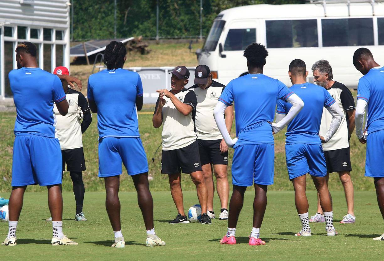 El equipo de Pedro Troglio necesita de un triunfo en el Estadio Nacional Chelato Uclés para poder avanzar a la siguiente ronda. Así sería el 11 elegido por el entrenador arentino.¿Jugará Arboleda?