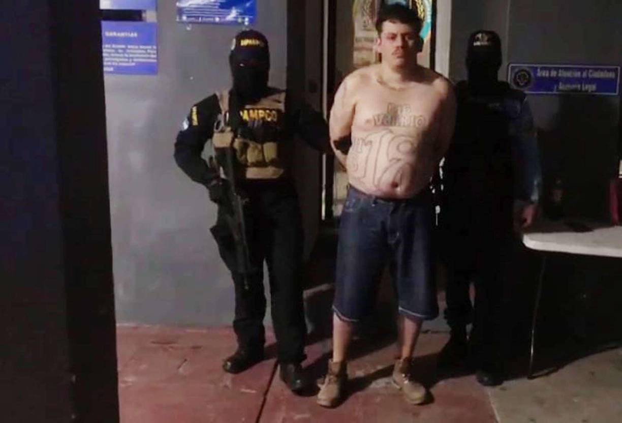 El sospechoso se rehusaba a entregarse y argumentaba que los agentes le dispararían. 