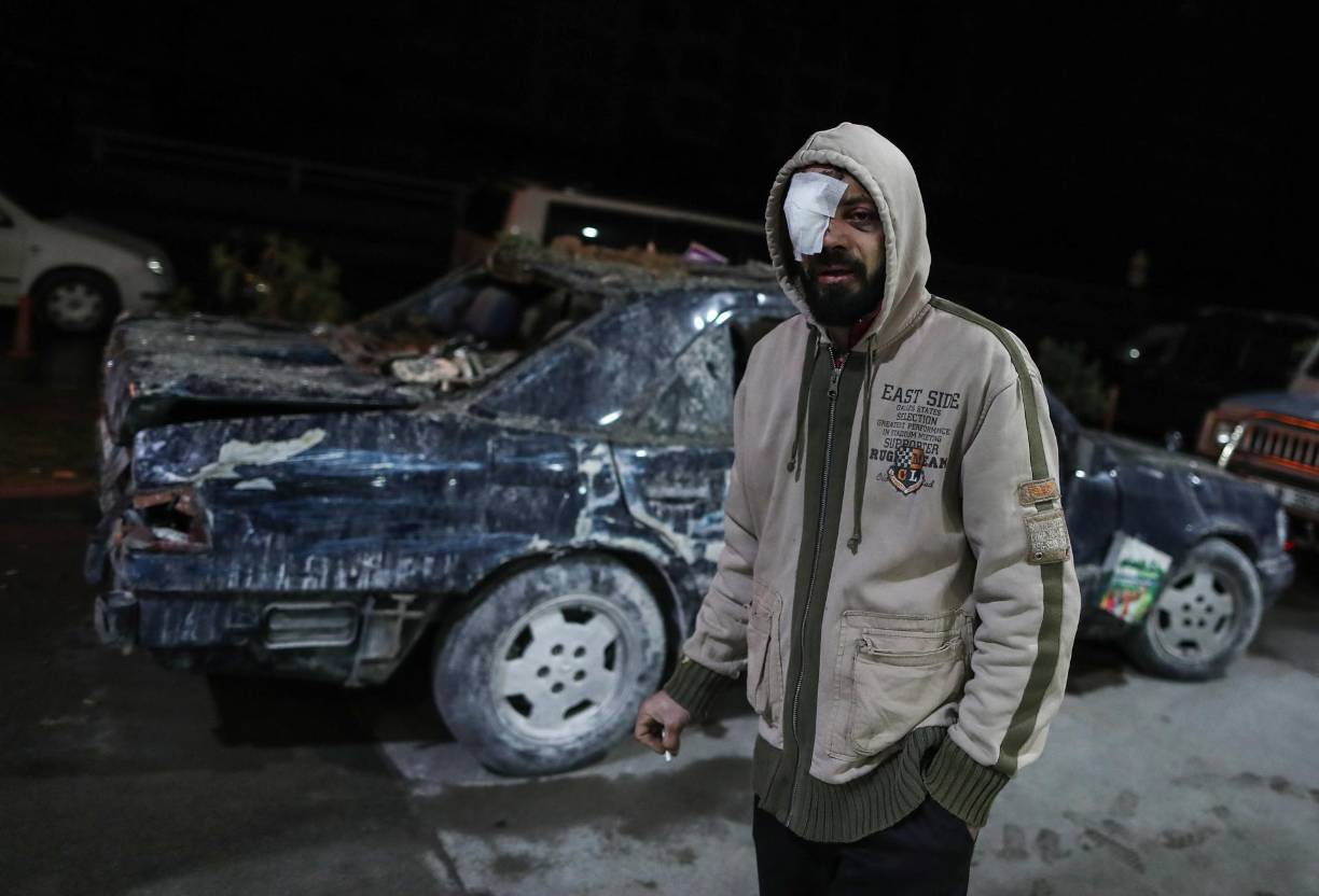 En otro edificio en el centro dicen que ya no escuchan nada. También allí siguen trabajando, con maquinaria pesada, pero creen que únicamente van a encontrar cadáveres. La desilusión es enorme