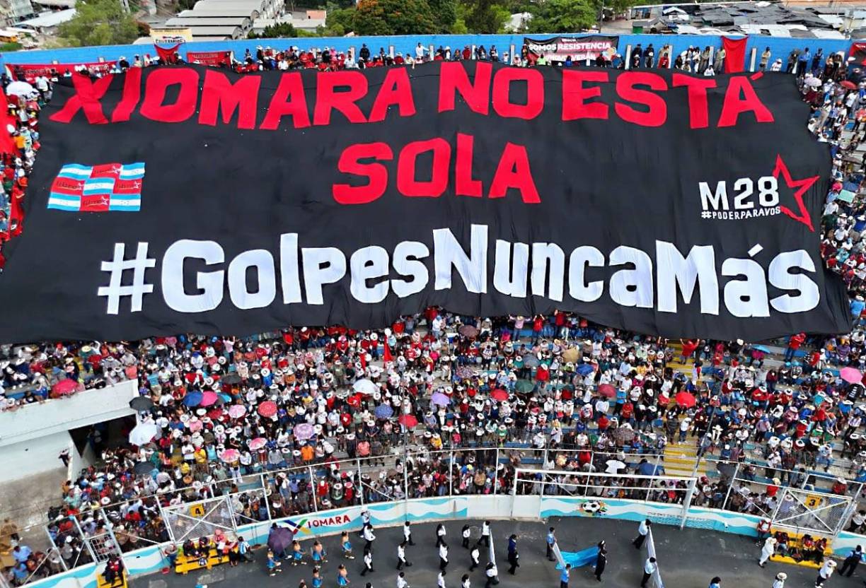 En la enorme pancarta está plasmado el mensaje: “Xiomara no está sola. #GolpesNuncaMás”. 