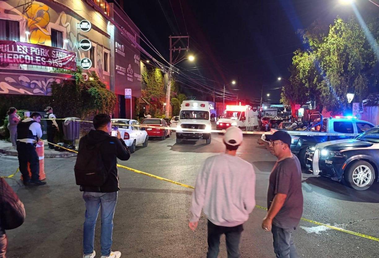 Dijo que al lugar de los hechos llegaron agentes de Servicios Periciales y confirmaron el deceso de 10 personas, 7 hombres y 3 mujeres, “y recabaron los indicios balísticos del lugar”. 