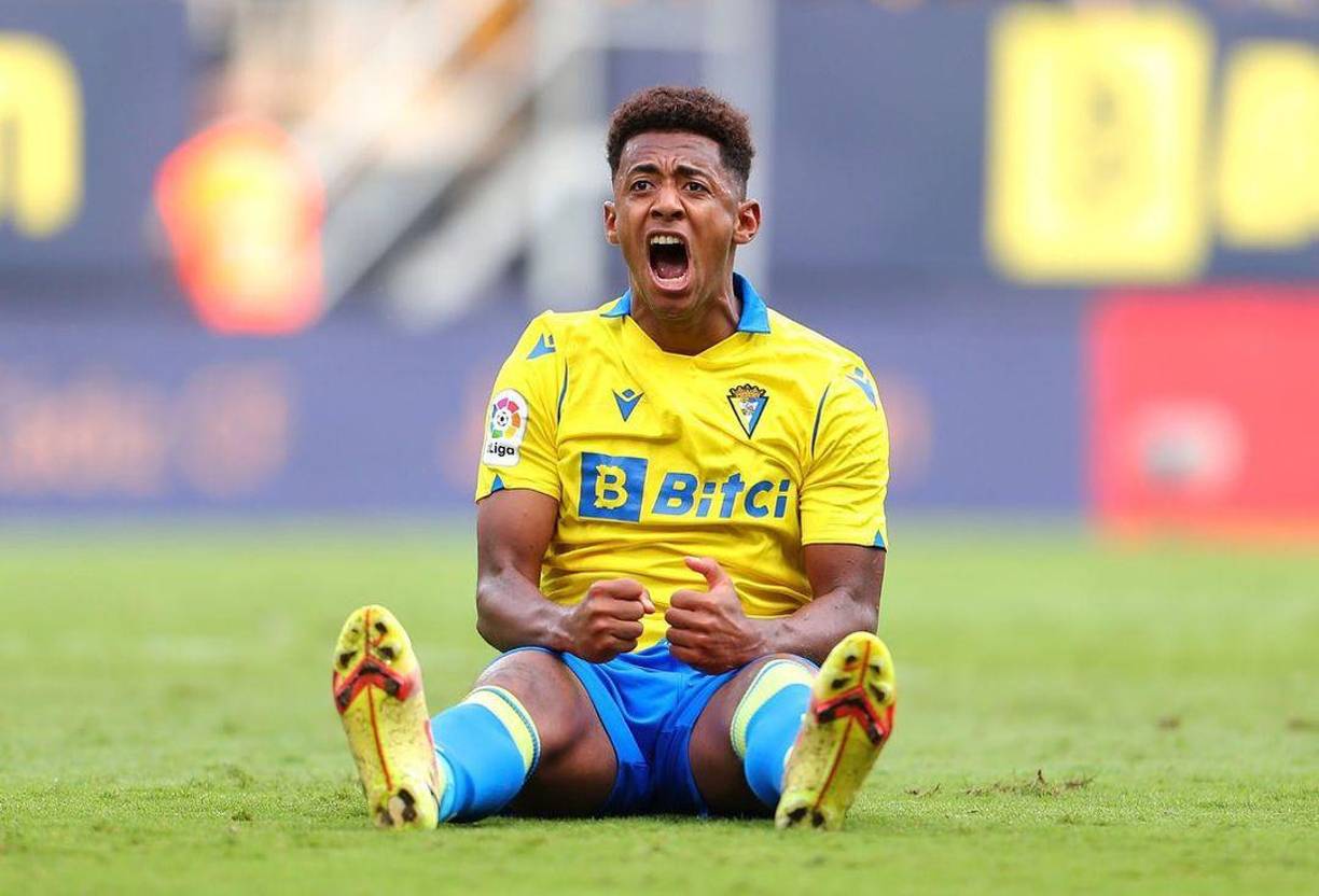 Choco Lozano ya está en dispocisión de negociar su futuro con cualquier club, pues desde el 1 de enero se convirtió en agente libre. El presidente del Cádiz ya le puso una oferta de renovación, pero el hondureño todavía no responde y podría marcharse gratis en verano.