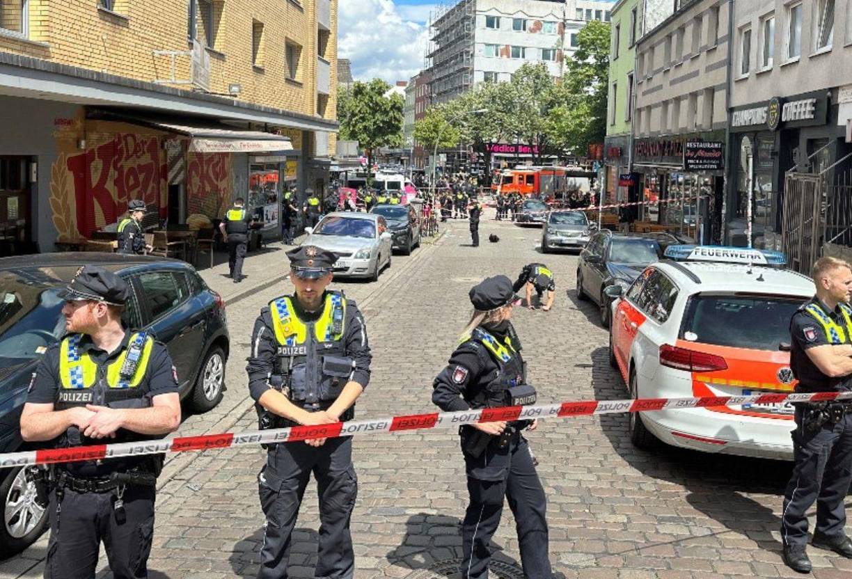 Un hombre que estaba armado con un artefacto incendiario y un pico fue abatido por agentes de la policía este domingo en Hamburgo (norte), informó la Policía de esta ciudad.