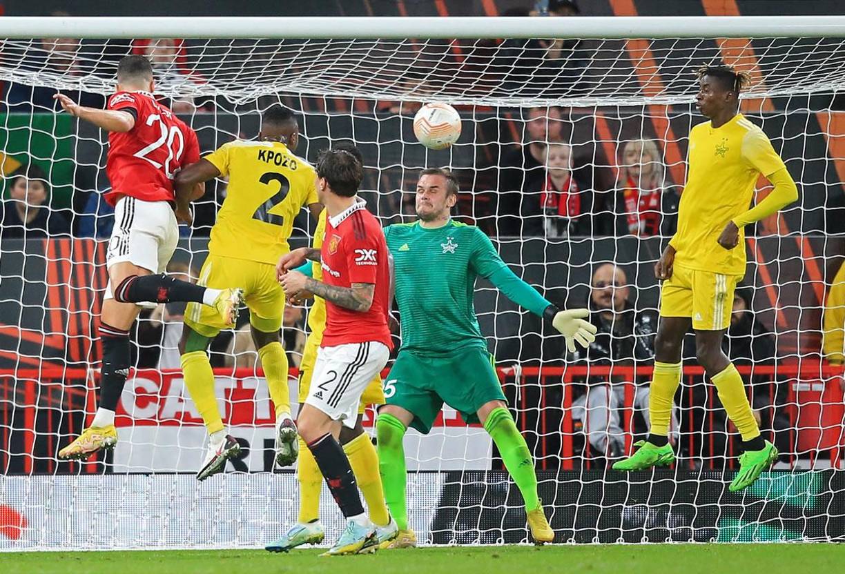 El portugués Diogo Dalot marcó el primer gol del Manchester United con este remate de cabeza.