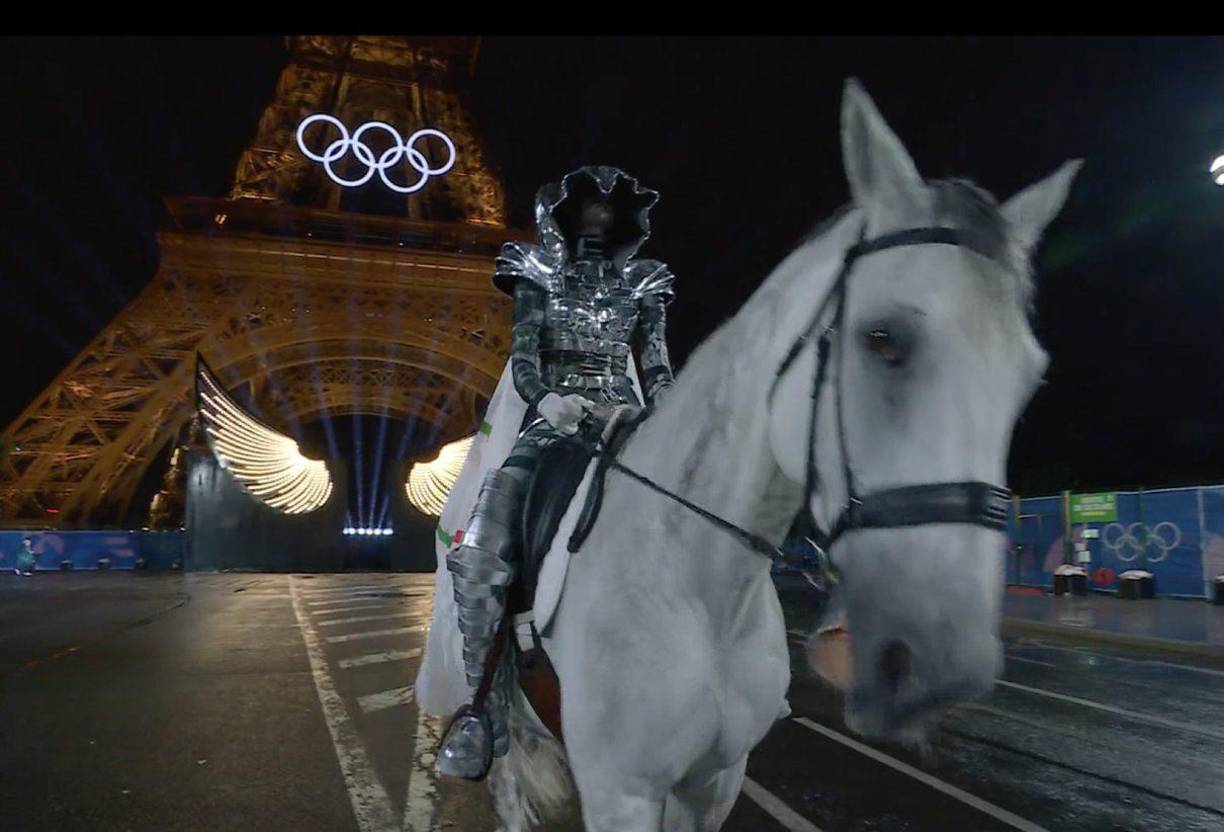 Un pase de unos diez minutos, en los que recorrió los seis kilómetros mientras alas de palomas se proyectaban por los puentes.