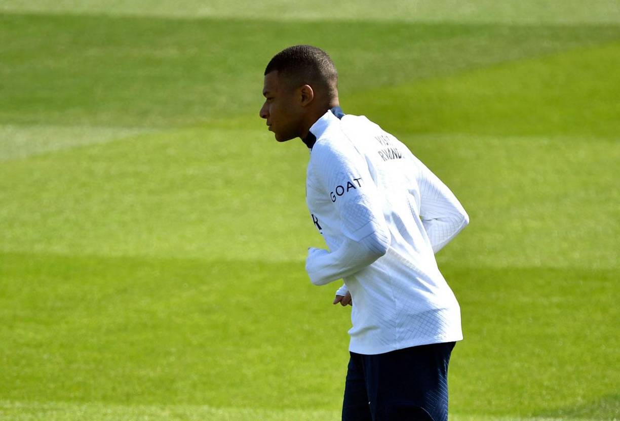 Mbappé tiene firmado un vínculo con el París Saint Germain hasta 2024 con un año opcional que sólo él puede ejecutar y en la prensa gala sostienen que “decidiría no ejercer la opción de ampliar un año su contrato, para mantener abiertas todas las opciones”. Esto, según medios europeos, lo acerca más al Real Madrid.
