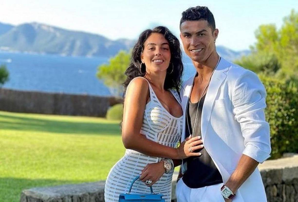 El medio ‘Sharq Emroz’ escribe que la justicia iraní reaccionó rápidamente y condenó a Cristiano Ronaldo a 99 latigazos, los cuales recibirá el portugués la próxima vez que viaje a Irán.