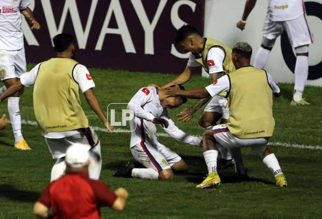Los jugadores del Olimpia celebrando el golazo con Carlos ‘Mango‘ Sánchez.