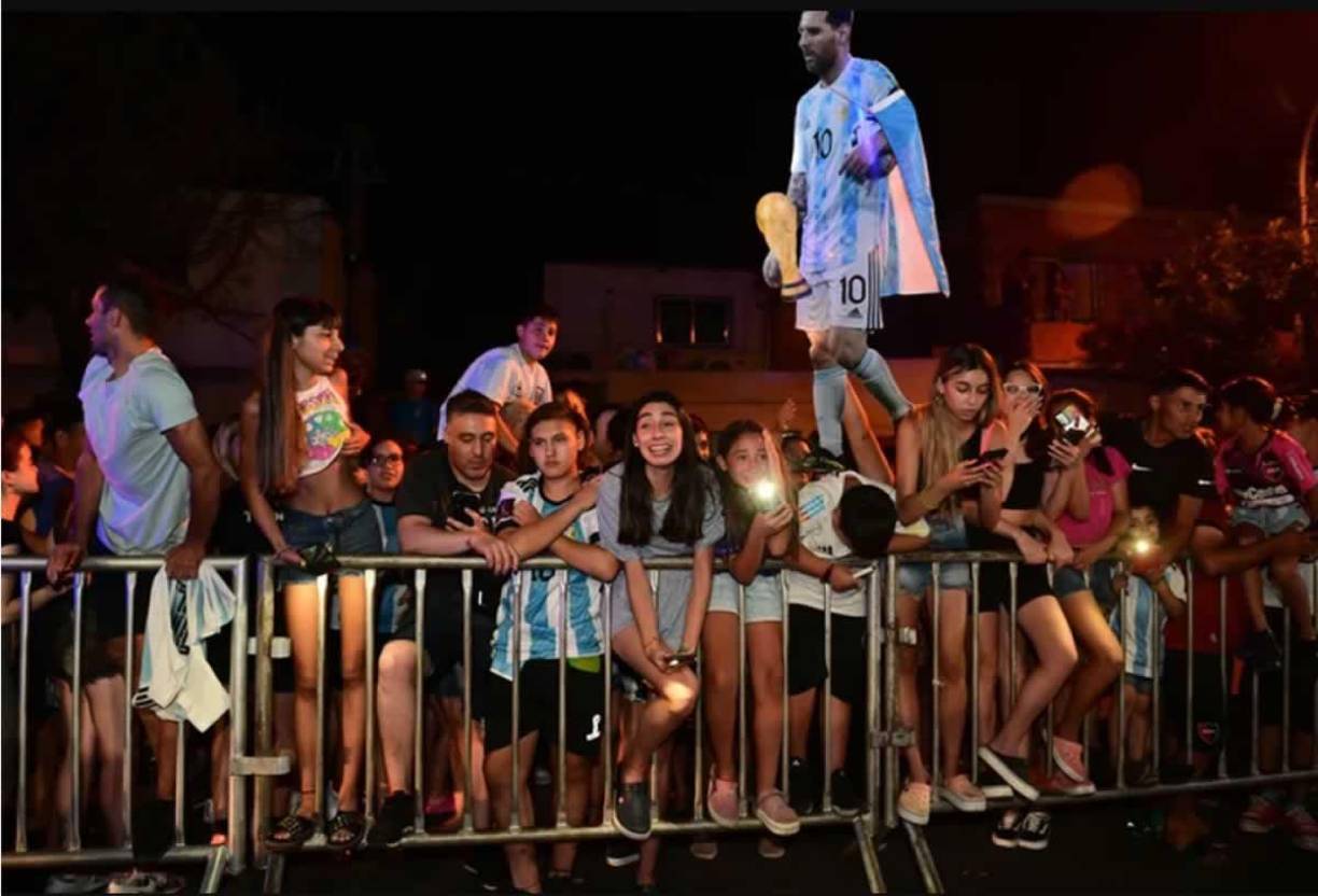 El operativo de seguridad incluyó un vallado y un cordón policial en los accesos al hotel, adonde se agolparon hinchas de Argentina que querían con ver llegar a Messi, a algunos de sus compañeros y a otras celebridades invitadas.