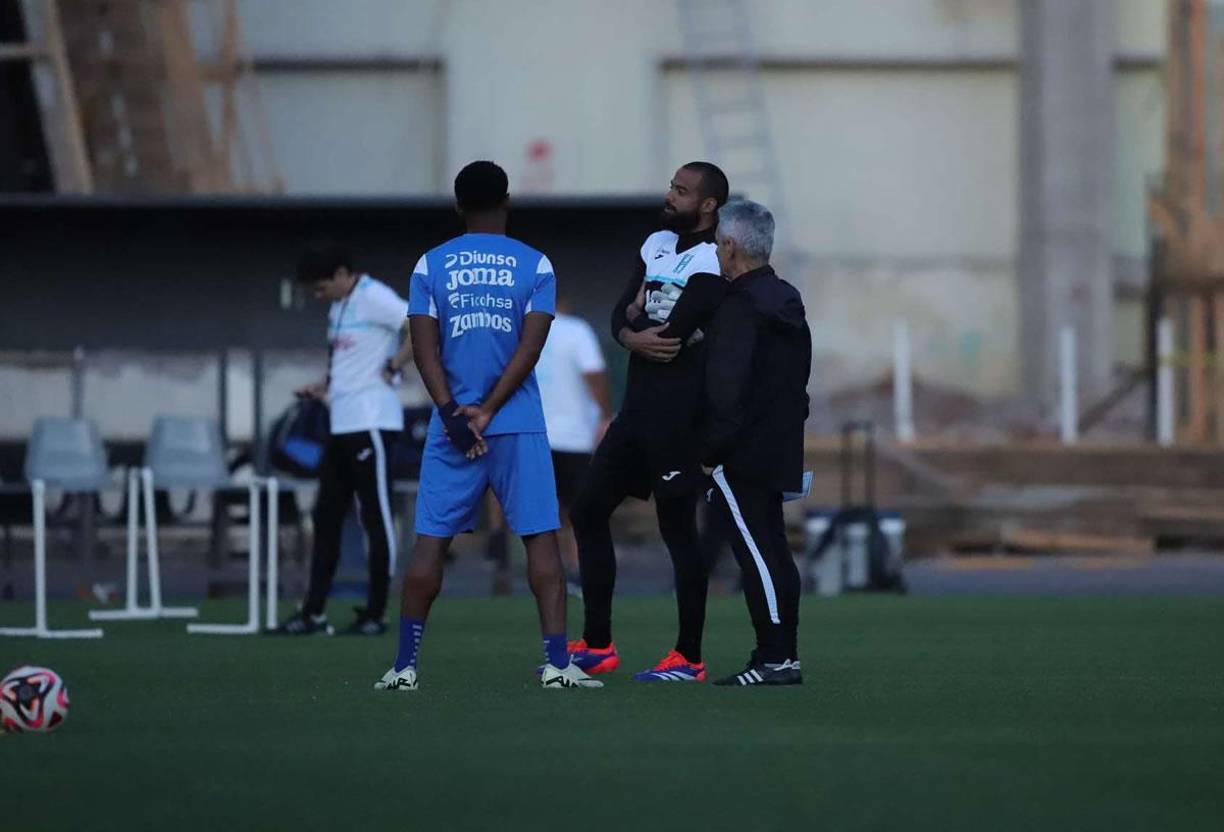 Reinaldo Rueda, entrenador de Honduras, charla con Edrick Menjívar, el portero titular junto a Antony ‘Choco‘ Lozano, referentes en la H.